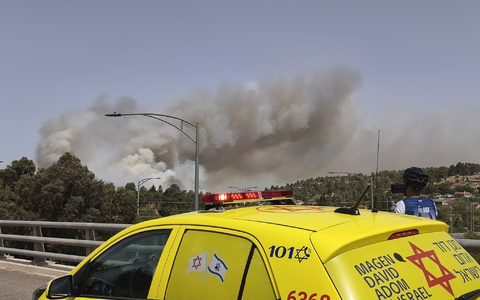 Waldbrände wüten bei Jerusalem.  - Foto: ---/Magen David Adom/dpa
