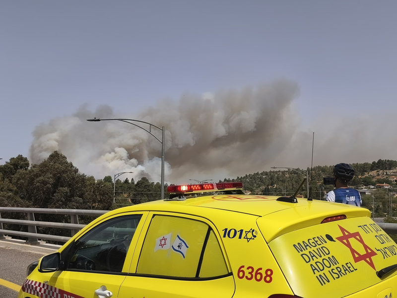 Waldbrände wüten bei Jerusalem.  - Foto: ---/Magen David Adom/dpa