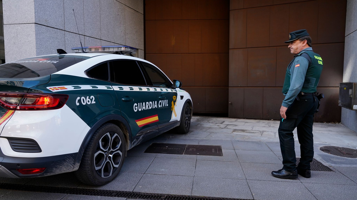 Spanische Polizisten haben drei Kinder befreit, die von ihren deutschen Eltern jahrelang zu Hause in der nordspanischen Stadt Oviedo eingesperrt worden waren.  - Foto: Juan Vega/EUROPA PRESS/dpa