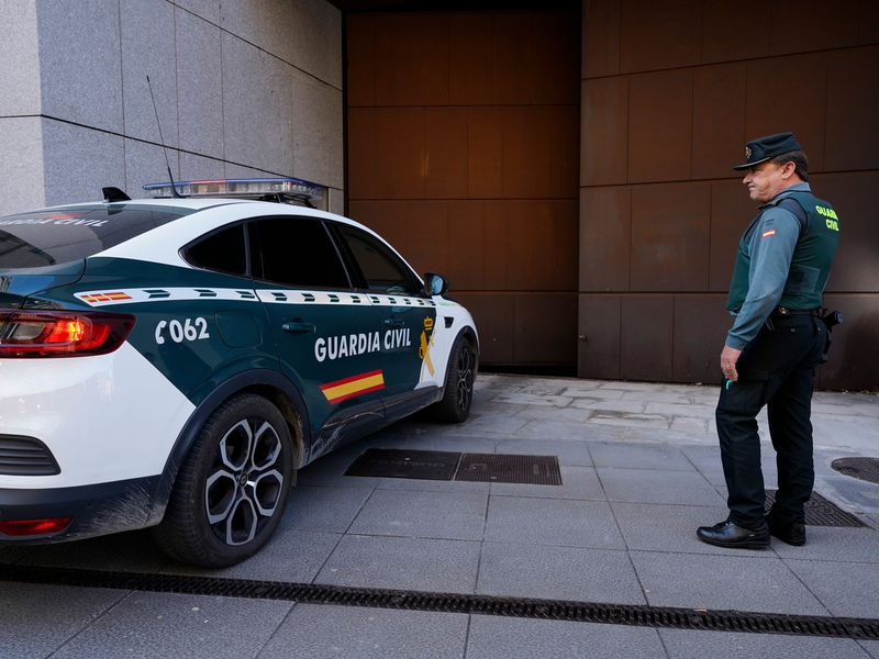 Spanische Polizisten haben drei Kinder befreit, die von ihren deutschen Eltern jahrelang zu Hause in der nordspanischen Stadt Oviedo eingesperrt worden waren.  - Foto: Juan Vega/EUROPA PRESS/dpa