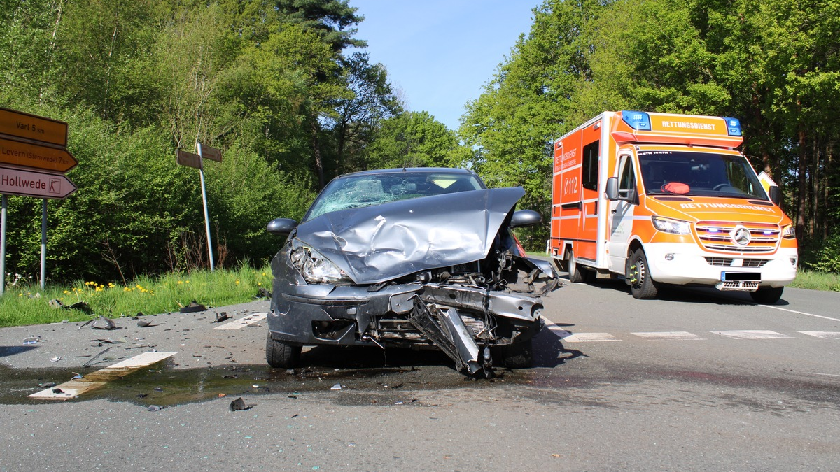 POL-MI: Verkehrsunfall mit Leichtverletzten - Zwei Mal Totalschaden - Foto: presseportal.de