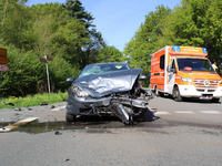 POL-MI: Verkehrsunfall mit Leichtverletzten - Zwei Mal Totalschaden - Foto: presseportal.de
