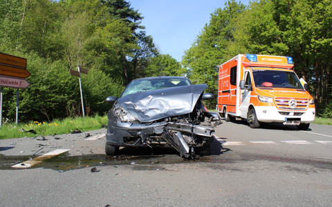 POL-MI: Verkehrsunfall mit Leichtverletzten - Zwei Mal Totalschaden - Foto: presseportal.de