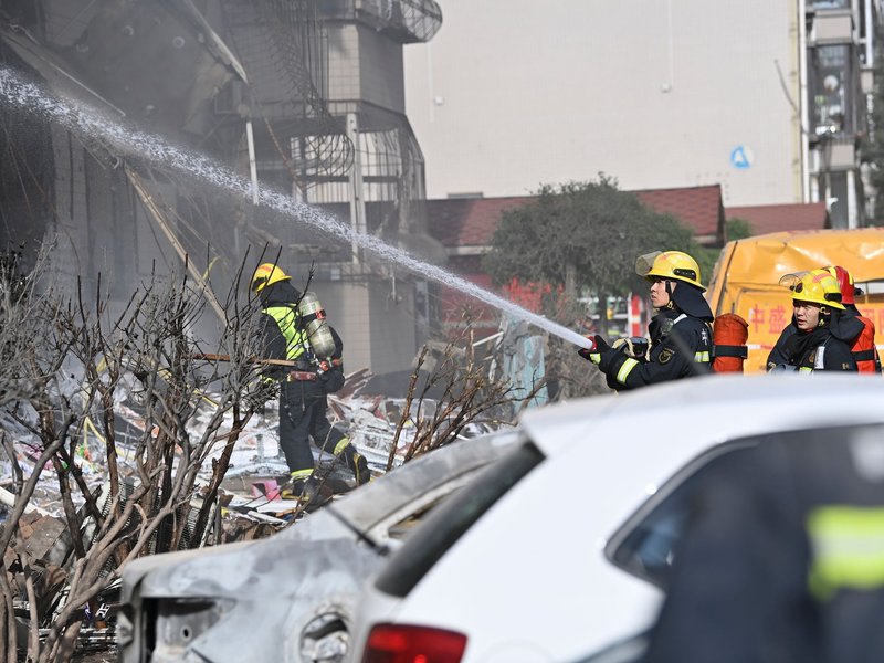 Zwei Menschen galten nach dem Brand in Taiyuan noch als Vermisst.  - Foto: Yang Chenguang/XinHua/dpa