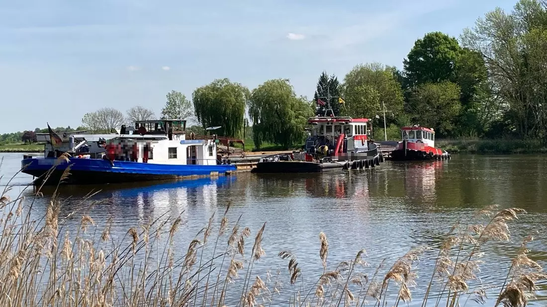 POL-DU: Petershagen/Duisburg: Maschinenausfall - Binnenschiff blockierte Weser bei Petershagen - Bild: presseportal.de