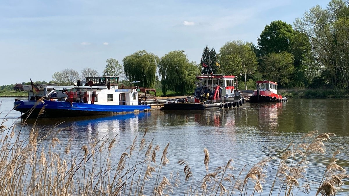 POL-DU: Petershagen/Duisburg: Maschinenausfall - Binnenschiff blockierte Weser bei Petershagen - Foto: presseportal.de