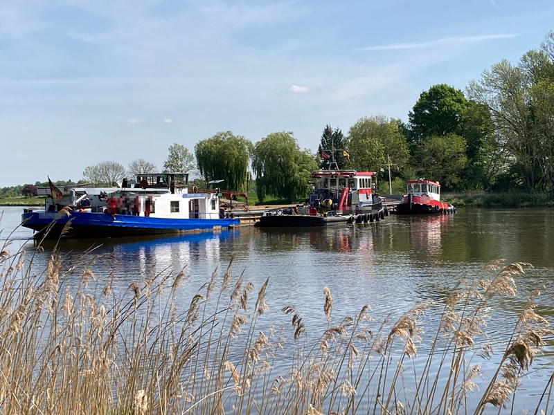 POL-DU: Petershagen/Duisburg: Maschinenausfall - Binnenschiff blockierte Weser bei Petershagen - Foto: presseportal.de