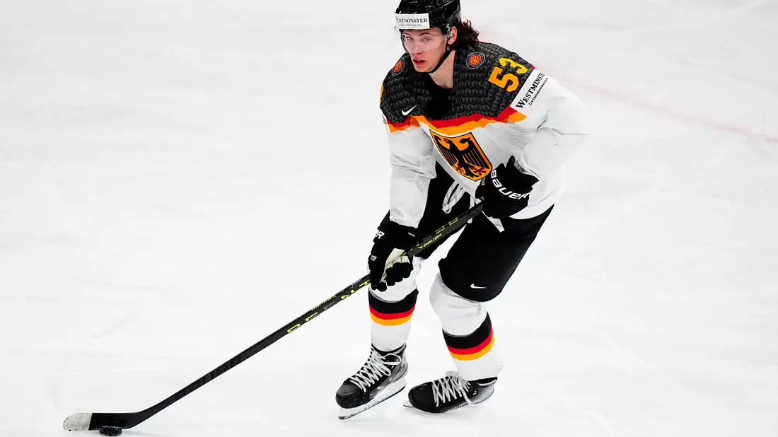 Weltklasse aus der NHL für das deutsche WM-Team: Moritz Seider aus Detroit. - Bild: Pavel Golovkin/AP/dpa