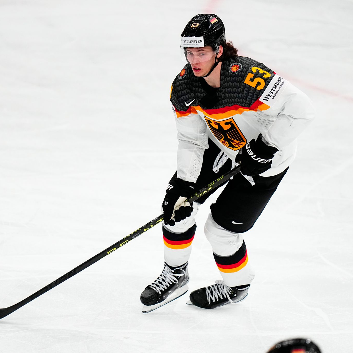 Weltklasse aus der NHL für das deutsche WM-Team: Moritz Seider aus Detroit. - Foto: Pavel Golovkin/AP/dpa