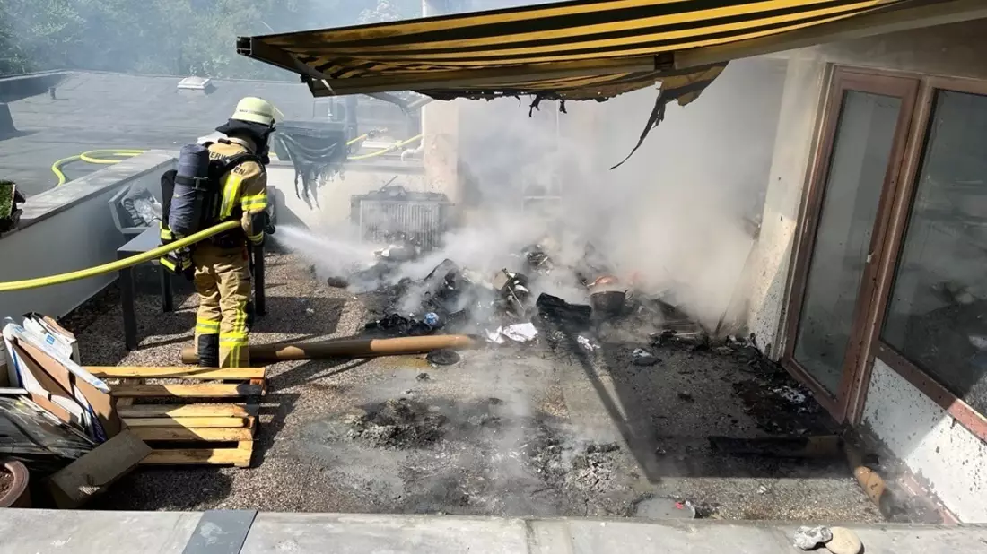 FW Bremerhaven: Brand auf Dachterrasse in Speckenbüttel - Schnelles Eingreifen verhindert Ausbreitung - Bild: presseportal.de