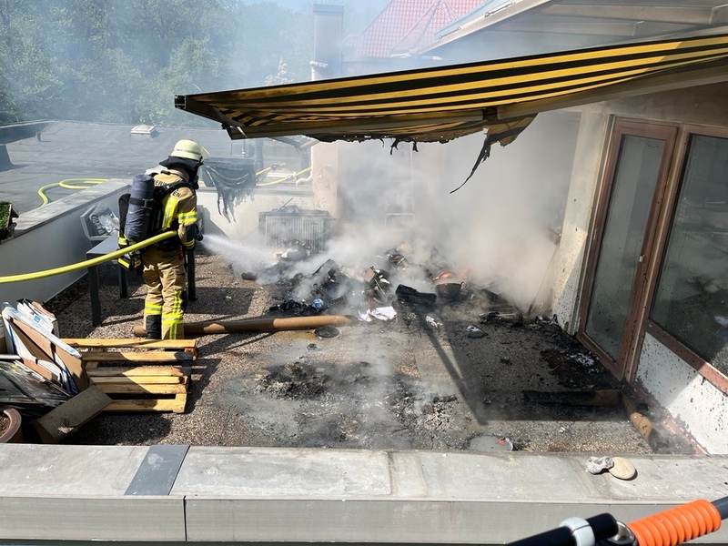 FW Bremerhaven: Brand auf Dachterrasse in Speckenbüttel - Schnelles Eingreifen verhindert Ausbreitung - Foto: presseportal.de