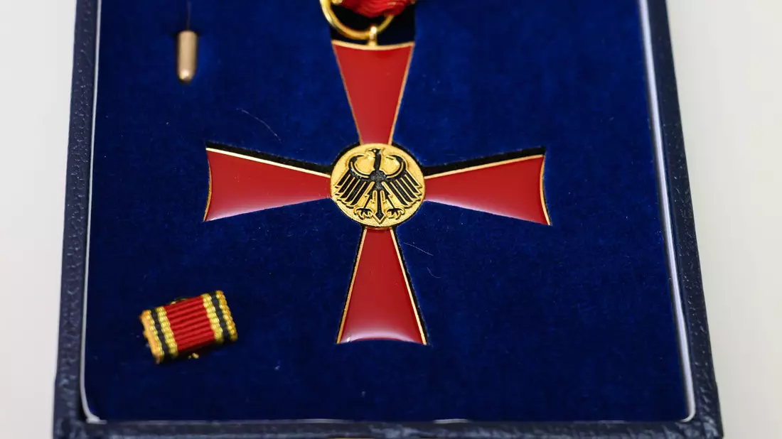 Ein Bundesverdienstkreuz einfach mal kaufen - ein YouTuber hat das geschafft. (Archivbild) - Bild: Patrick Pleul/dpa