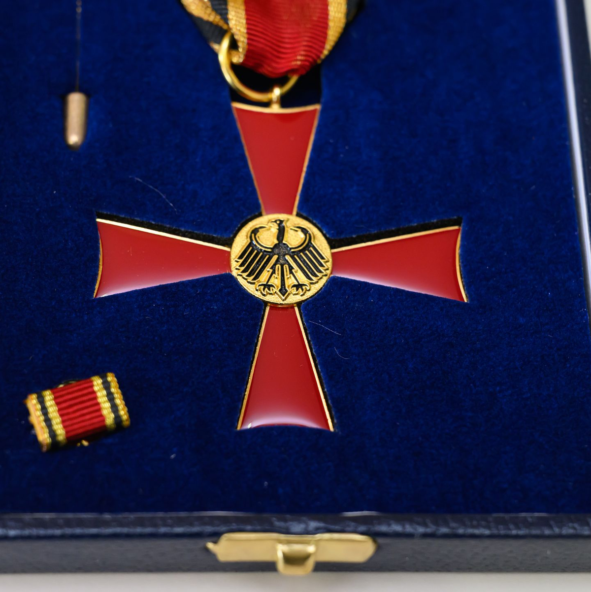 Ein Bundesverdienstkreuz einfach mal kaufen - ein YouTuber hat das geschafft. (Archivbild) - Foto: Patrick Pleul/dpa