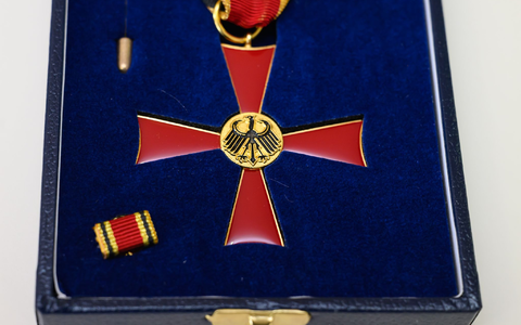 Ein Bundesverdienstkreuz einfach mal kaufen - ein YouTuber hat das geschafft. (Archivbild) - Foto: Patrick Pleul/dpa Ein Bundesverdienstkreuz einfach mal kaufen - ein YouTuber hat das geschafft. (Archivbild) - Foto: Patrick Pleul/dpa