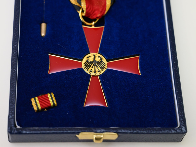 Ein Bundesverdienstkreuz einfach mal kaufen - ein YouTuber hat das geschafft. (Archivbild) - Foto: Patrick Pleul/dpa