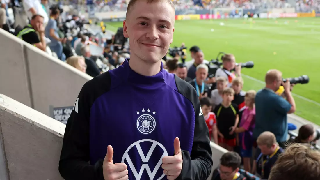 YouTuber Wildhage - hier bei einer Aktion 2024 in einem Fußballstadion - hat sich ein Bundesverdienstkreuz gekauft. (Archivbild) - Bild: Christian Charisius/dpa
