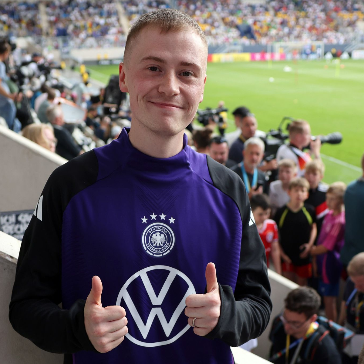 YouTuber Wildhage - hier bei einer Aktion 2024 in einem Fußballstadion - hat sich ein Bundesverdienstkreuz gekauft. (Archivbild) - Foto: Christian Charisius/dpa