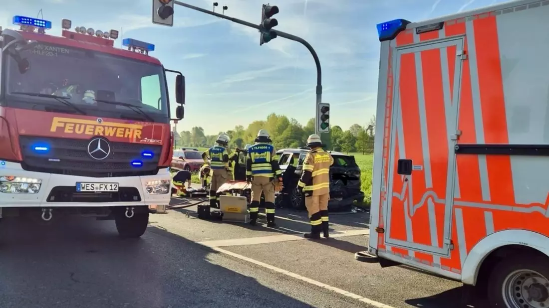 FW Xanten: Auffahrunfall im Kreuzungsbereich - Zwei Personen aus Fahrzeug befreit - Bild: presseportal.de