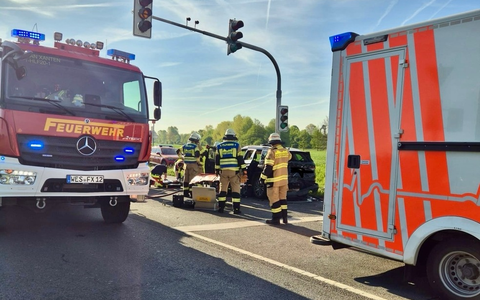 FW Xanten: Auffahrunfall im Kreuzungsbereich - Zwei Personen aus Fahrzeug befreit - Foto: presseportal.de