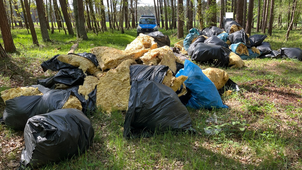 LWSPA M-V: Illegale Abfallentsorgung bei Viez/Hagenow - Wasserschutzpolizei nimmt Strafanzeige auf - Zeugen gesucht - Foto: presseportal.de