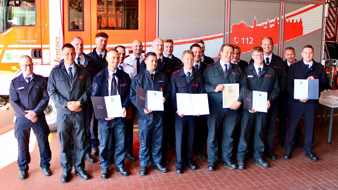 FW-GL: Feierliche Zeugnisübergabe und Ernennungen bei der Feuerwehr Bergisch Gladbach - Bild: presseportal.de