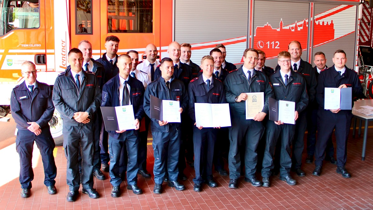 FW-GL: Feierliche Zeugnisübergabe und Ernennungen bei der Feuerwehr Bergisch Gladbach - Foto: presseportal.de