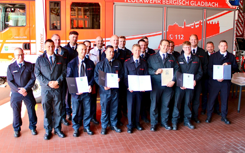 FW-GL: Feierliche ZeugnisĂŒbergabe und Ernennungen bei der Feuerwehr Bergisch Gladbach - Foto: presseportal.de FW-GL: Feierliche ZeugnisĂŒbergabe und Ernennungen bei der Feuerwehr Bergisch Gladbach - Foto: presseportal.de
