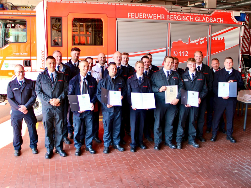 FW-GL: Feierliche Zeugnisübergabe und Ernennungen bei der Feuerwehr Bergisch Gladbach - Foto: presseportal.de