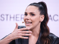 Moderatorin Esther Sedlaczek übergibt die «Maus-Show» zeitweilig an Florian Silbereisen. (Archivbild) - Foto: Christian Charisius/dpa