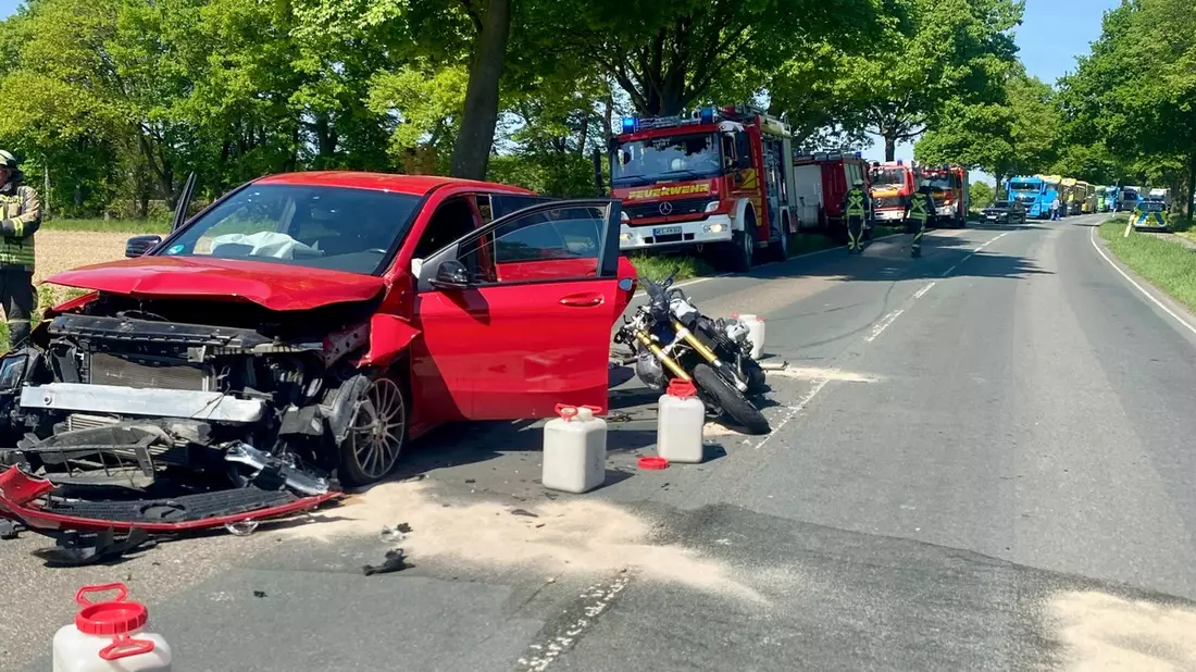 FW Hünxe: Vier Verletzte nach Verkehrsunfall zwischen zwei Pkw und einem Motorrad - Bild: presseportal.de
