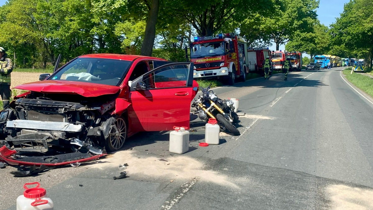 FW Hünxe: Vier Verletzte nach Verkehrsunfall zwischen zwei Pkw und einem Motorrad - Foto: presseportal.de