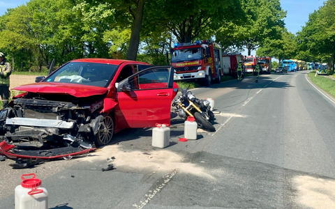 FW Hünxe: Vier Verletzte nach Verkehrsunfall zwischen zwei Pkw und einem Motorrad - Foto: presseportal.de