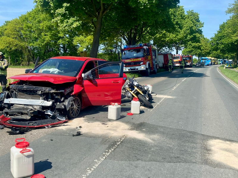 FW Hünxe: Vier Verletzte nach Verkehrsunfall zwischen zwei Pkw und einem Motorrad - Foto: presseportal.de