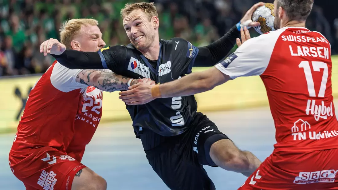 Welthandballer Mathias Gidsel war auch im Rückspiel in Aalborg bester Berliner Werfer - Bild: Andreas Gora/dpa