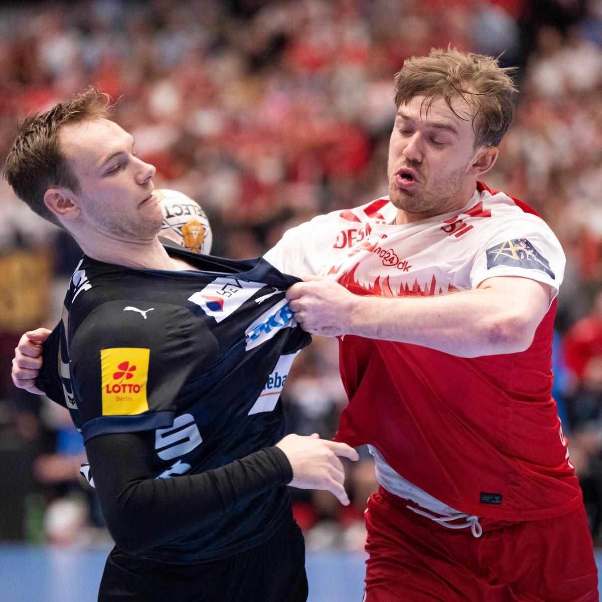 Die Mannschaft von Füchse-Trainer Jaron Siewert (M) gewann auch das Rückspiel gegen Aalborg. - Foto: Bo Amstrup/Ritzau Scanpix Foto/AP/dpa