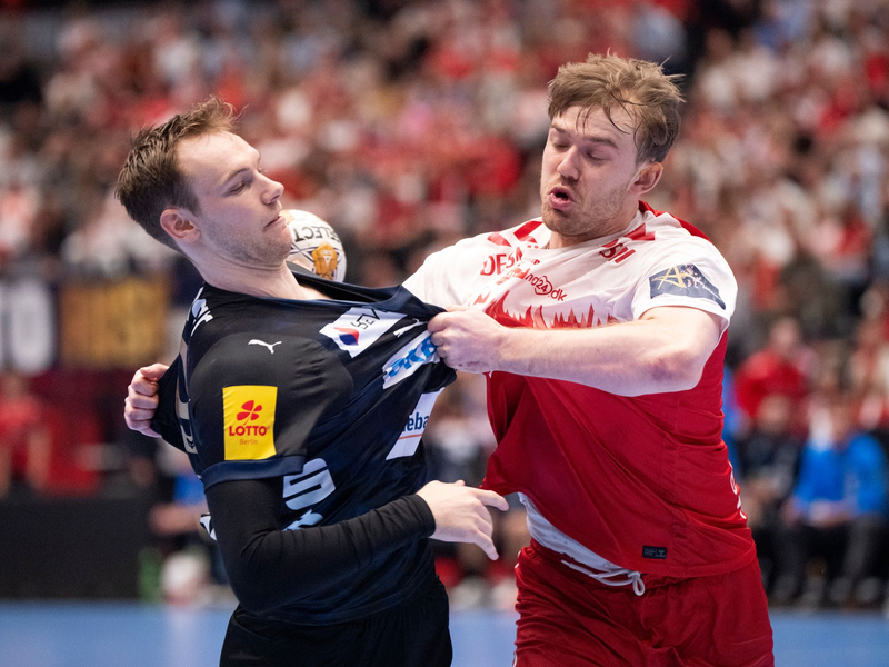 Gedeckt, aber nicht zu stoppen: Mathias Gidsel fand fast immer eine Lücke. - Foto: Bo Amstrup/Ritzau Scanpix Foto/AP/dpa