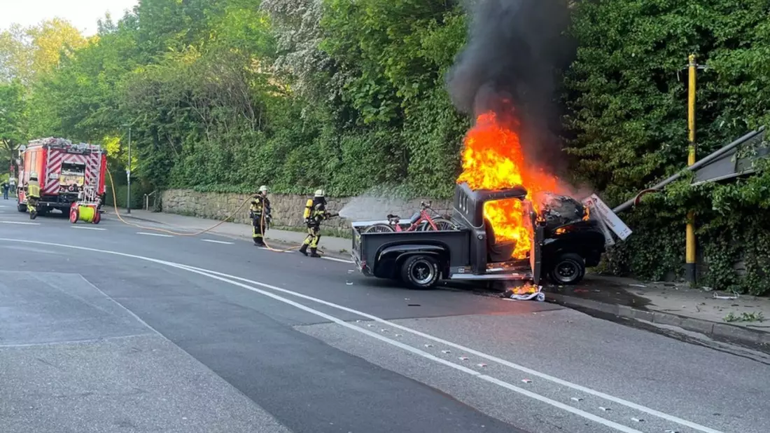 FW-E: Oldtimer verunfallt und geht in Flammen auf - eine verletzte Person - Bild: presseportal.de