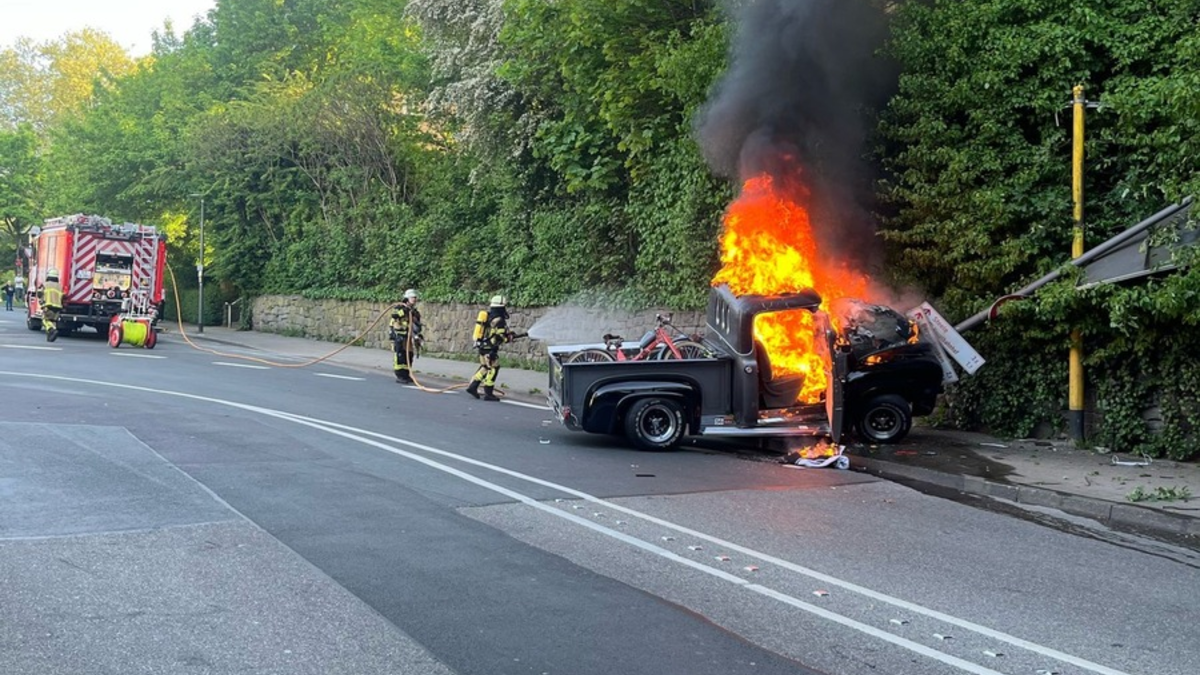 FW-E: Oldtimer verunfallt und geht in Flammen auf - eine verletzte Person - Foto: presseportal.de