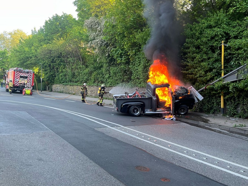 FW-E: Oldtimer verunfallt und geht in Flammen auf - eine verletzte Person - Foto: presseportal.de