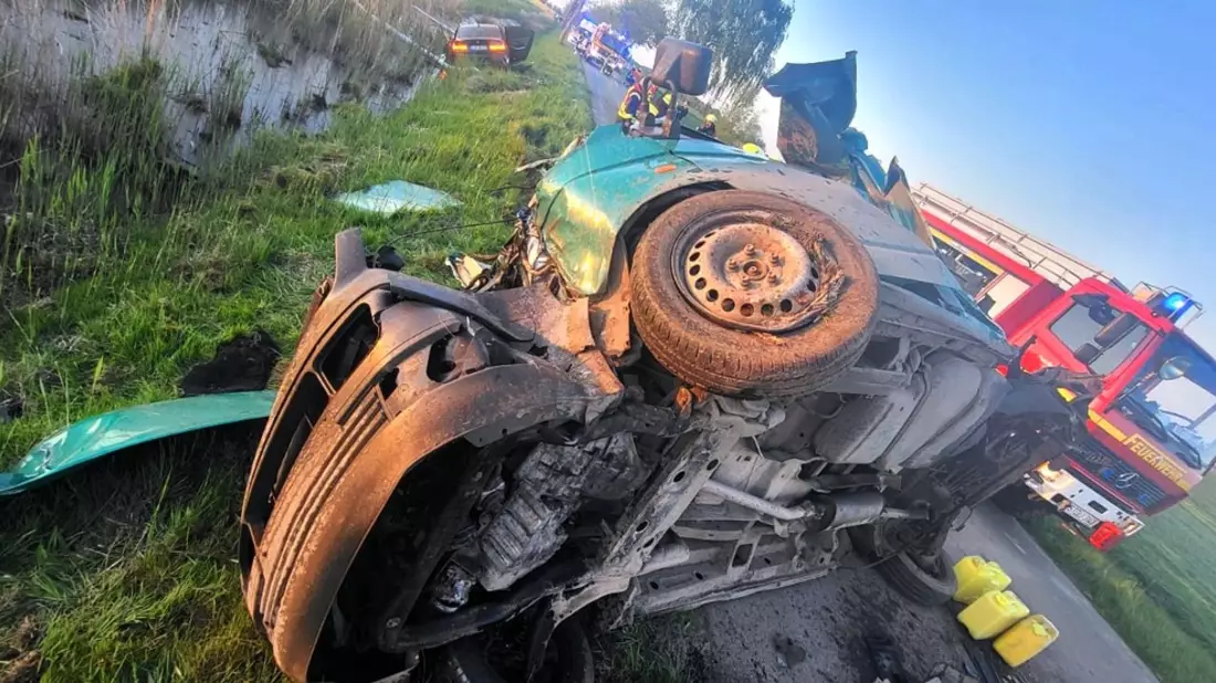 POL-STD: Fünf zum Teil lebensgefährlich verletzte Fahrzeuginsassen bei Unfall in Drochtersen - Bild: presseportal.de