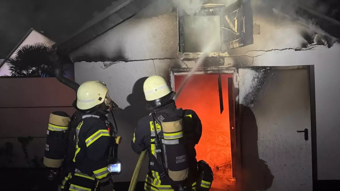 FW-LEV: Brand eines Anbaus Ratherkämp - Bild: presseportal.de