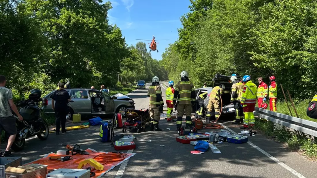 FW Mettmann: Schwerer Verkehrsunfall auf der L239 - Drei Personen verletzt. - Bild: presseportal.de