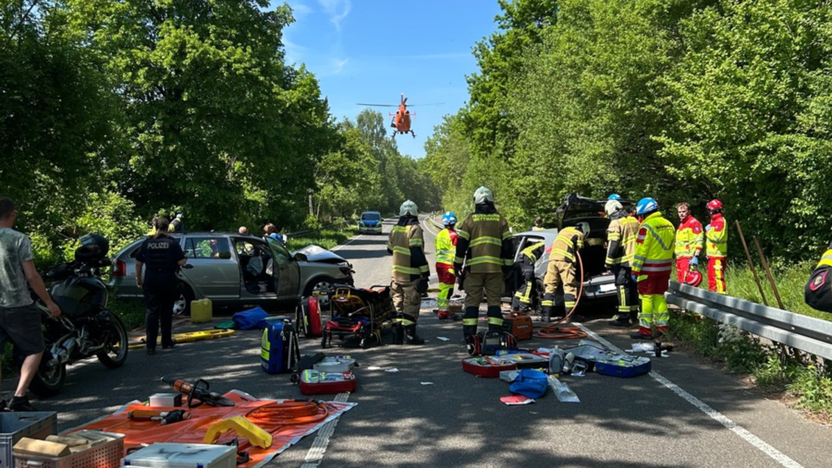 FW Mettmann: Schwerer Verkehrsunfall auf der L239 - Drei Personen verletzt. - Foto: presseportal.de
