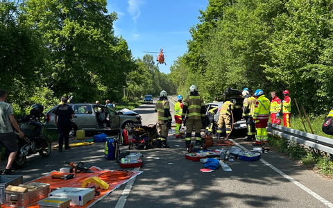 FW Mettmann: Schwerer Verkehrsunfall auf der L239 - Drei Personen verletzt. - Foto: presseportal.de