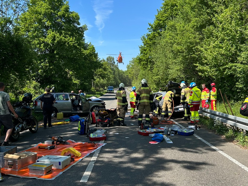 FW Mettmann: Schwerer Verkehrsunfall auf der L239 - Drei Personen verletzt. - Foto: presseportal.de