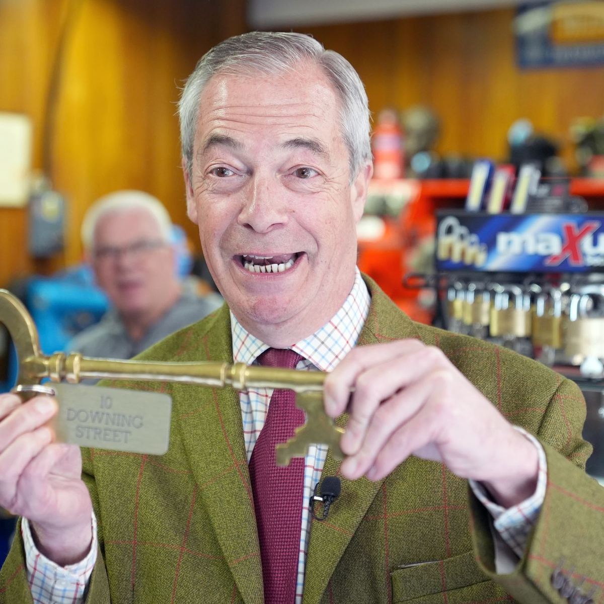 Der Brexit-Vorkämpfer und Chef der rechtspopulistischen Partei Reform UK, Nigel Farage, träumt bereits vom Schlüssel zum Regierungssitz 10 Downing Street. (Archivbild) - Foto: Joe Giddens/PA Wire/dpa