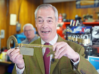 Der Brexit-Vorkämpfer und Chef der rechtspopulistischen Partei Reform UK, Nigel Farage, träumt bereits vom Schlüssel zum Regierungssitz 10 Downing Street. (Archivbild) - Foto: Joe Giddens/PA Wire/dpa