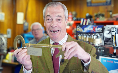 Der Brexit-Vorkämpfer und Chef der rechtspopulistischen Partei Reform UK, Nigel Farage, träumt bereits vom Schlüssel zum Regierungssitz 10 Downing Street. (Archivbild) - Foto: Joe Giddens/PA Wire/dpa