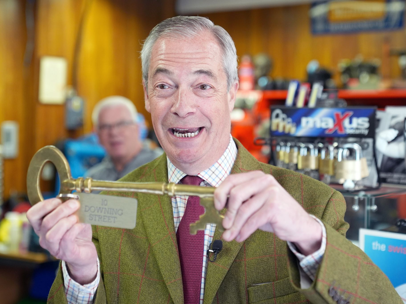 Der Brexit-Vorkämpfer und Chef der rechtspopulistischen Partei Reform UK, Nigel Farage, träumt bereits vom Schlüssel zum Regierungssitz 10 Downing Street. (Archivbild) - Foto: Joe Giddens/PA Wire/dpa