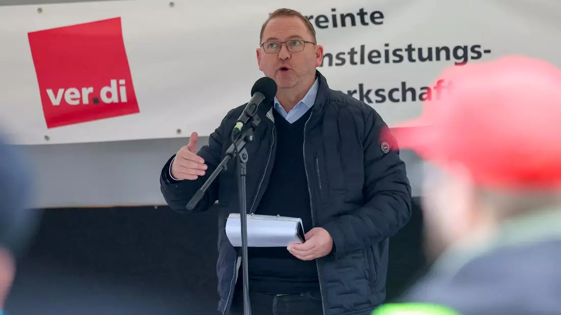 «Die Belastung wird unerträglich», sagt Verdi-Chef Werneke. (Archivbild)  - Bild: Jörg Halisch/dpa